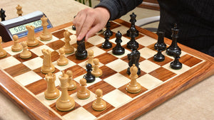 Jeu d'Echecs avec Pièces pendant une partie de Blitz