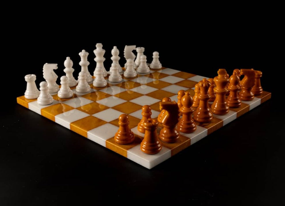 Jeu d'échecs aspect marbre noir et blanc avec pièces en