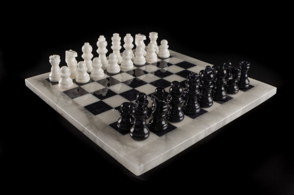 Jeu d'échecs en albâtre noir et blanc