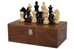 Pièces d'échecs sur la boîte d'échecs