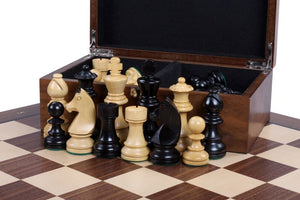 Pièces d'échecs avec leur boîte