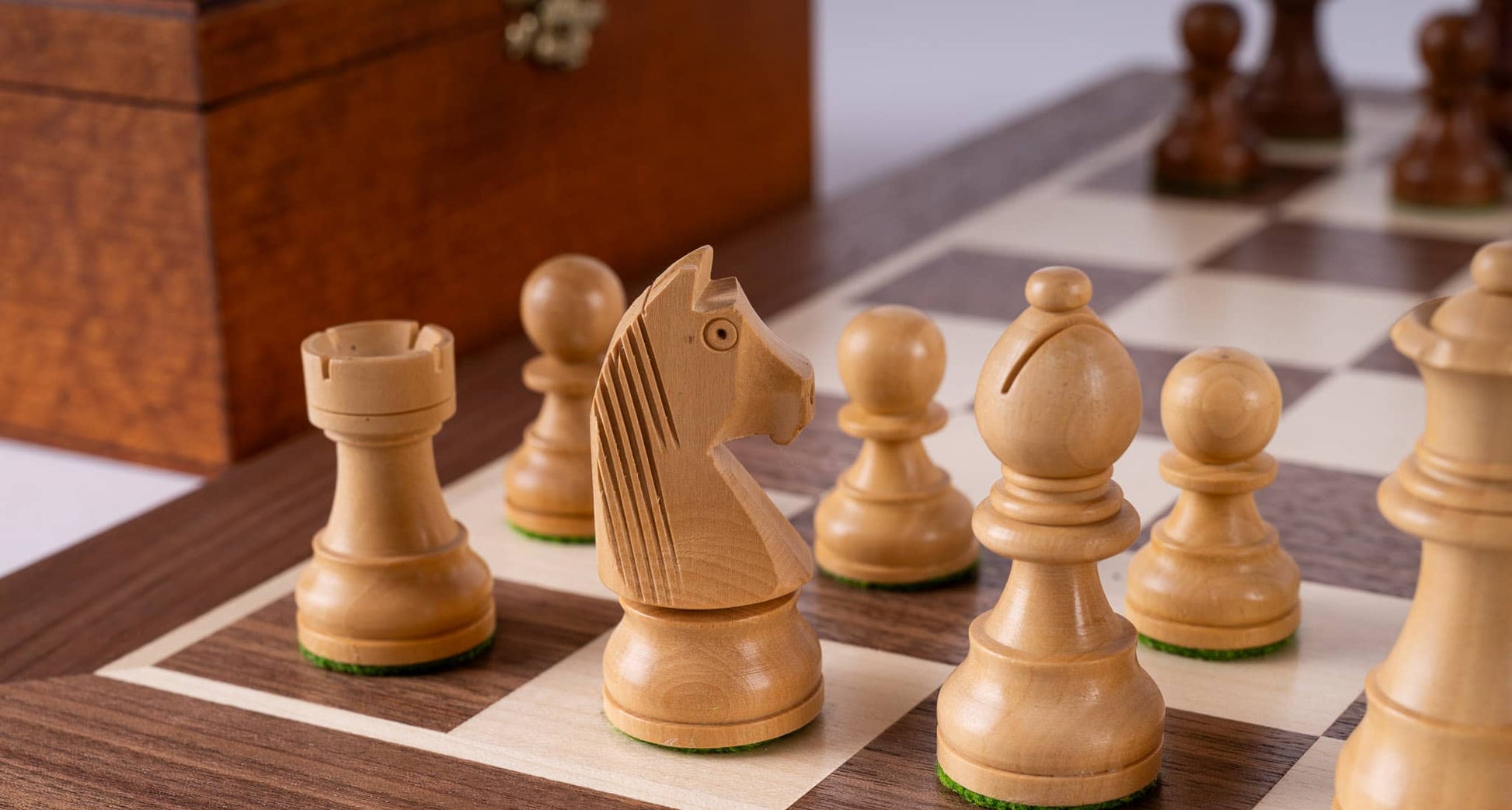 Jeu d'Échecs Éminence <br>en Bois d'Érable et de Noyer
