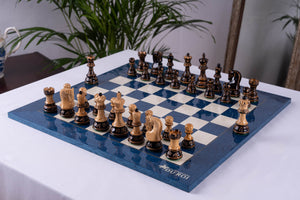 Jeu d'échecs bleu roi avec pieces en bois brûlé