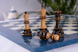 Pièces d'échecs en bois brûlé