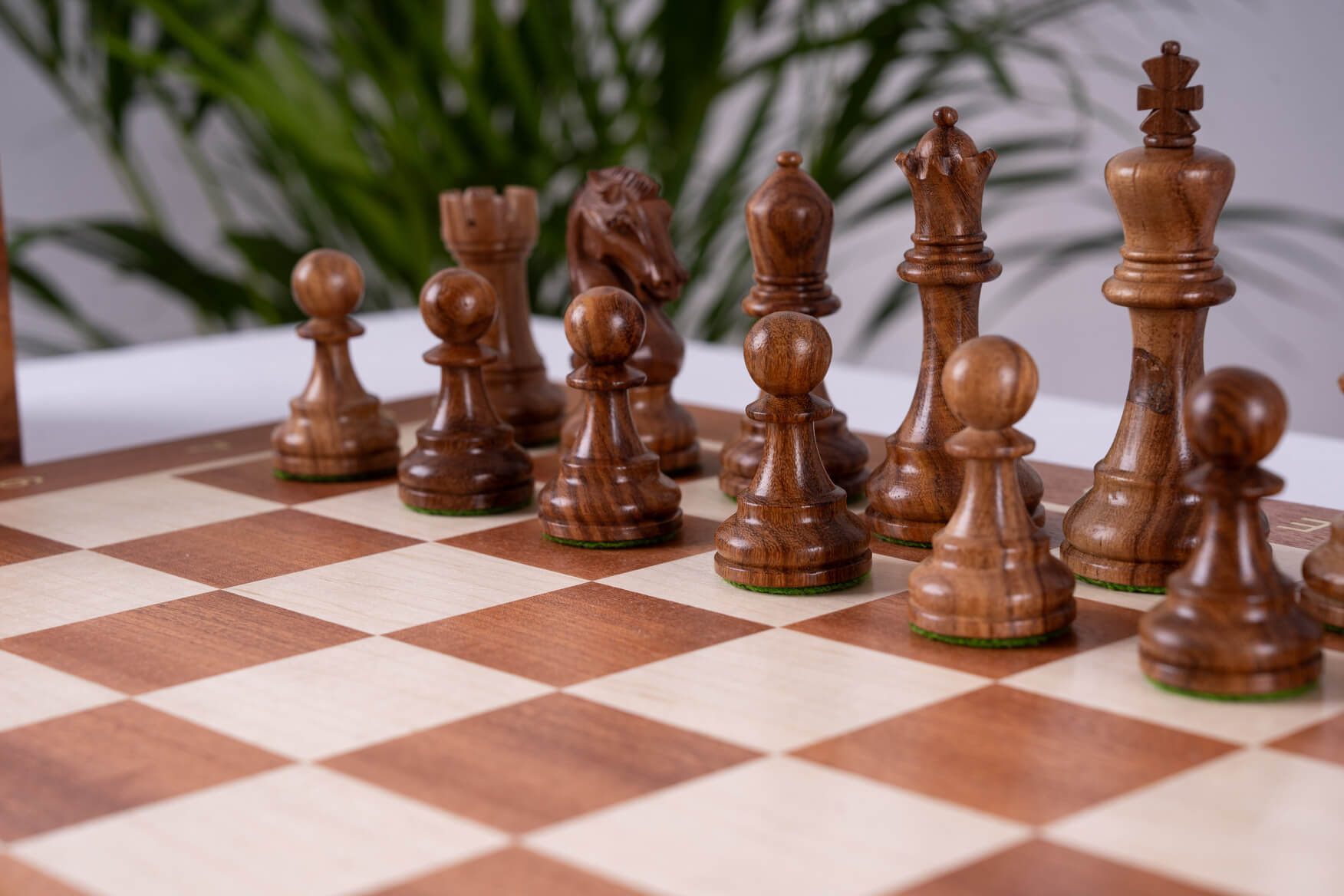 Jeu d'Échecs Ocre <br>en Bois d'Acajou