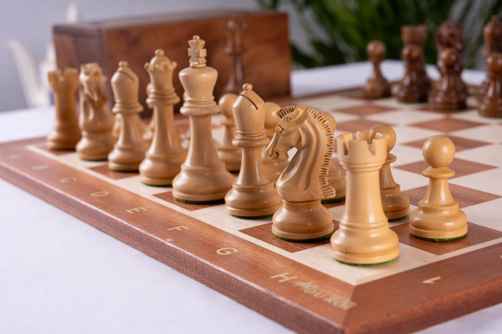 Jeu d'Échecs Ocre <br>en Bois d'Acajou