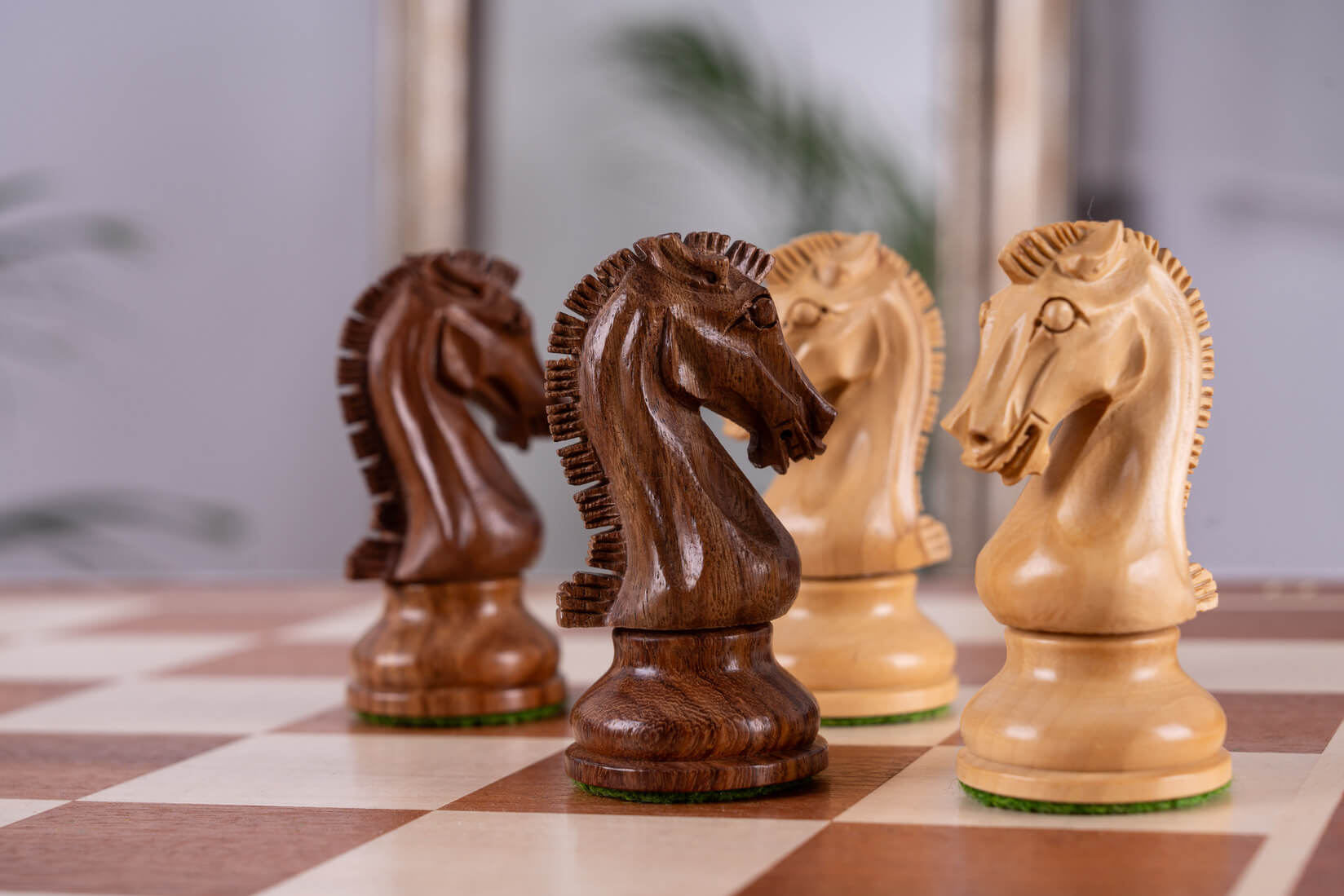 Jeu d'Échecs Ocre <br>en Bois d'Acajou