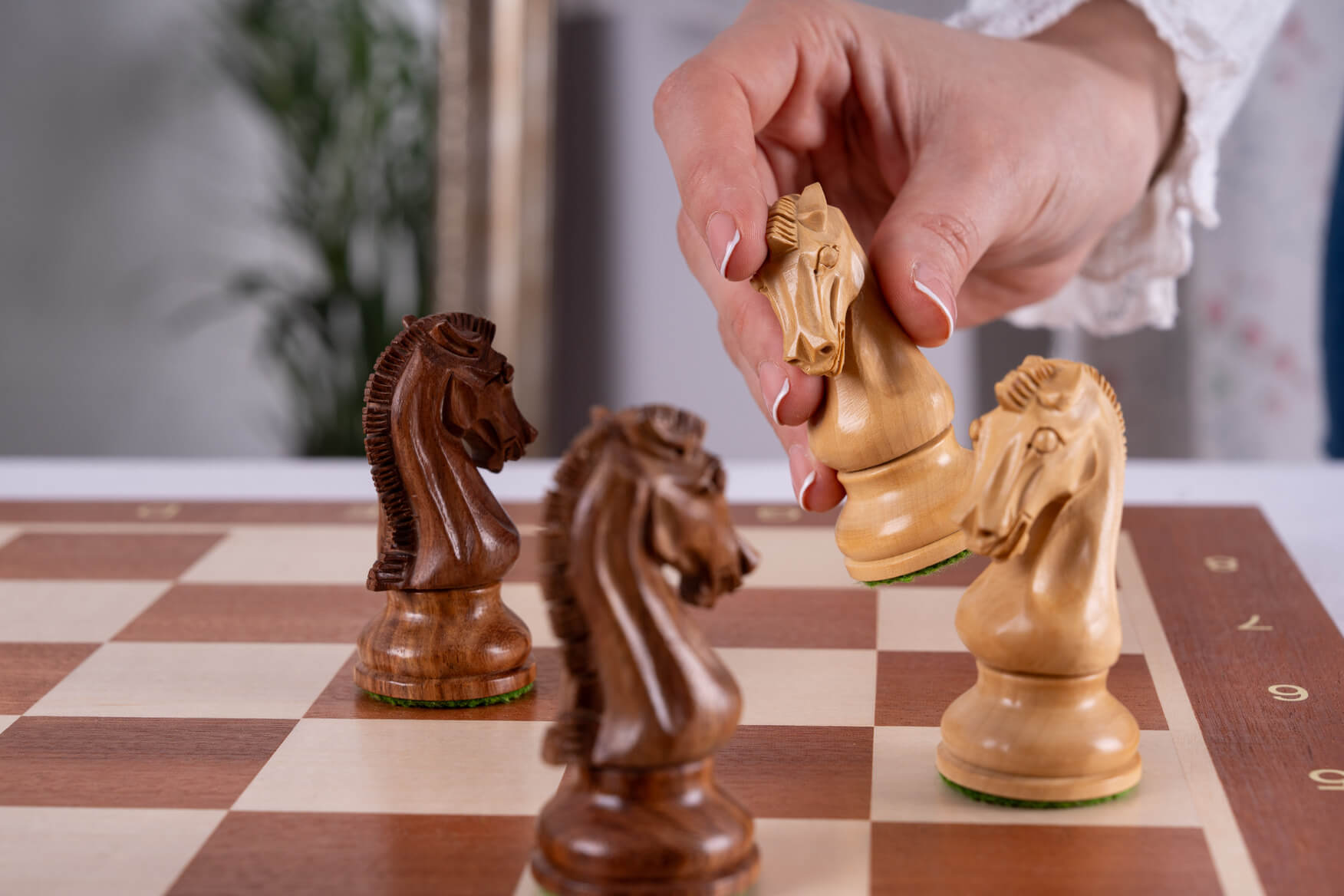 Jeu d'Échecs Ocre <br>en Bois d'Acajou