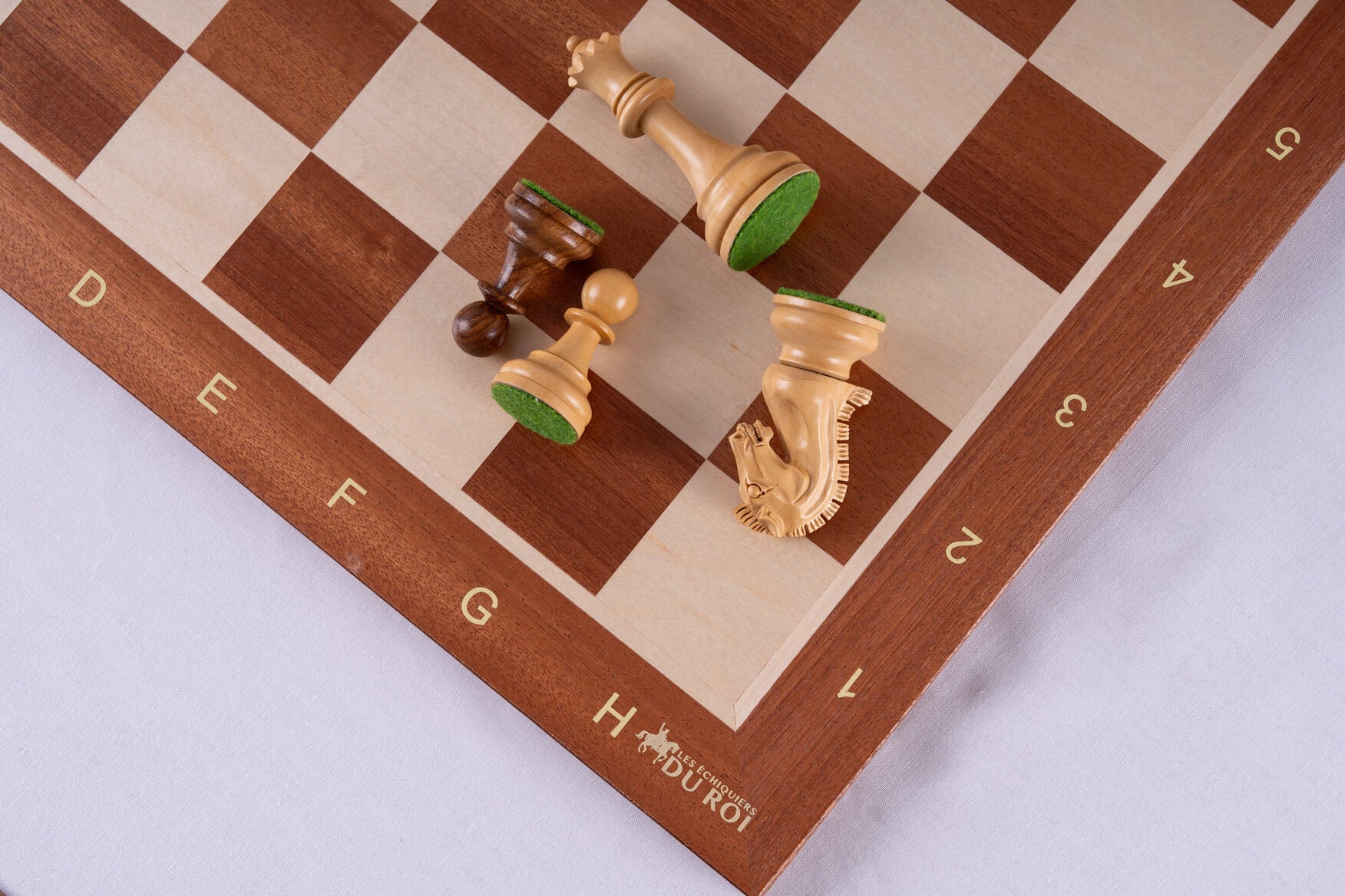 Jeu d'Échecs Ocre <br>en Bois d'Acajou