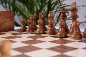 Pièces d'échecs noires artisanales