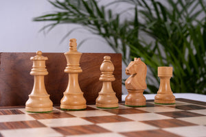Pièces d'échecs blanches fabriquées à la main