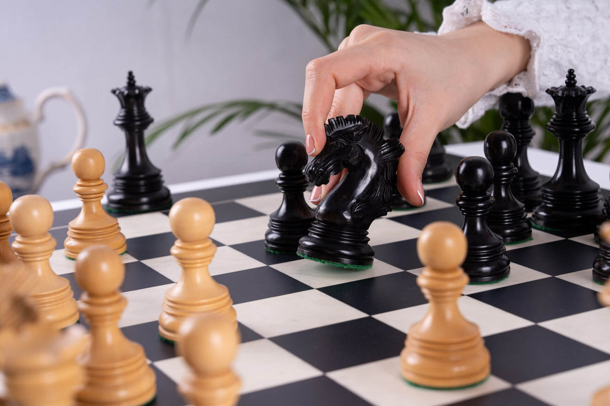 Jeu d'échecs de luxe noir marqueté en Bois Notations, Pièces lestées Jeu d'échecs de luxe noir marqueté en Bois Notations, Pièces lestées