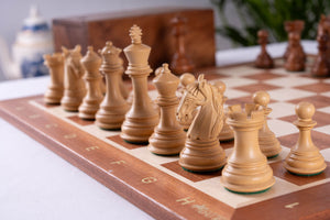 Pièces d'échecs blanches artisanales
