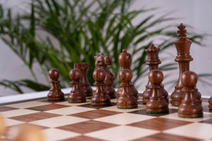 Pièces d'échecs brunes