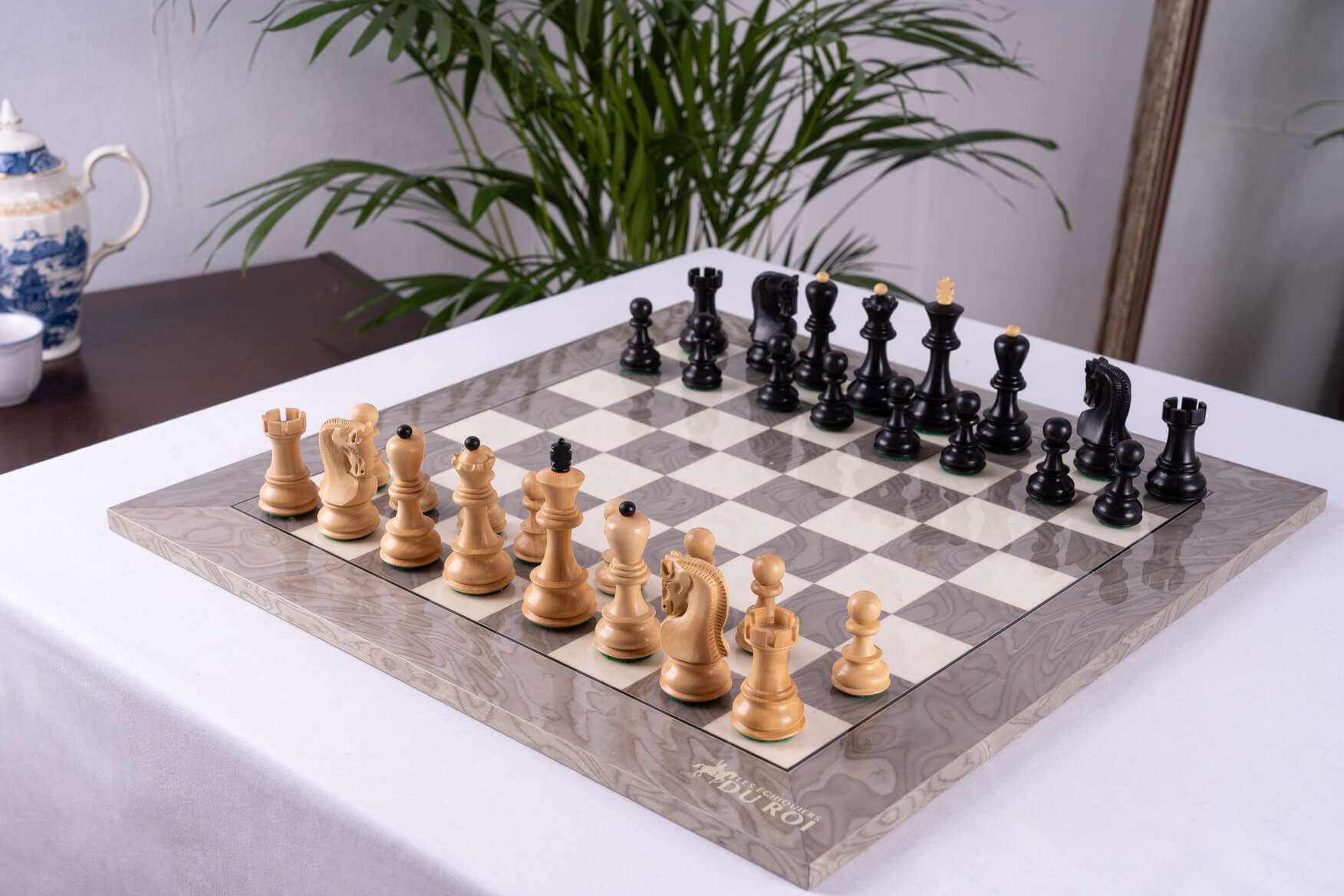 Jeu d'Échecs Gris Laqué <br>en Bois de Frêne