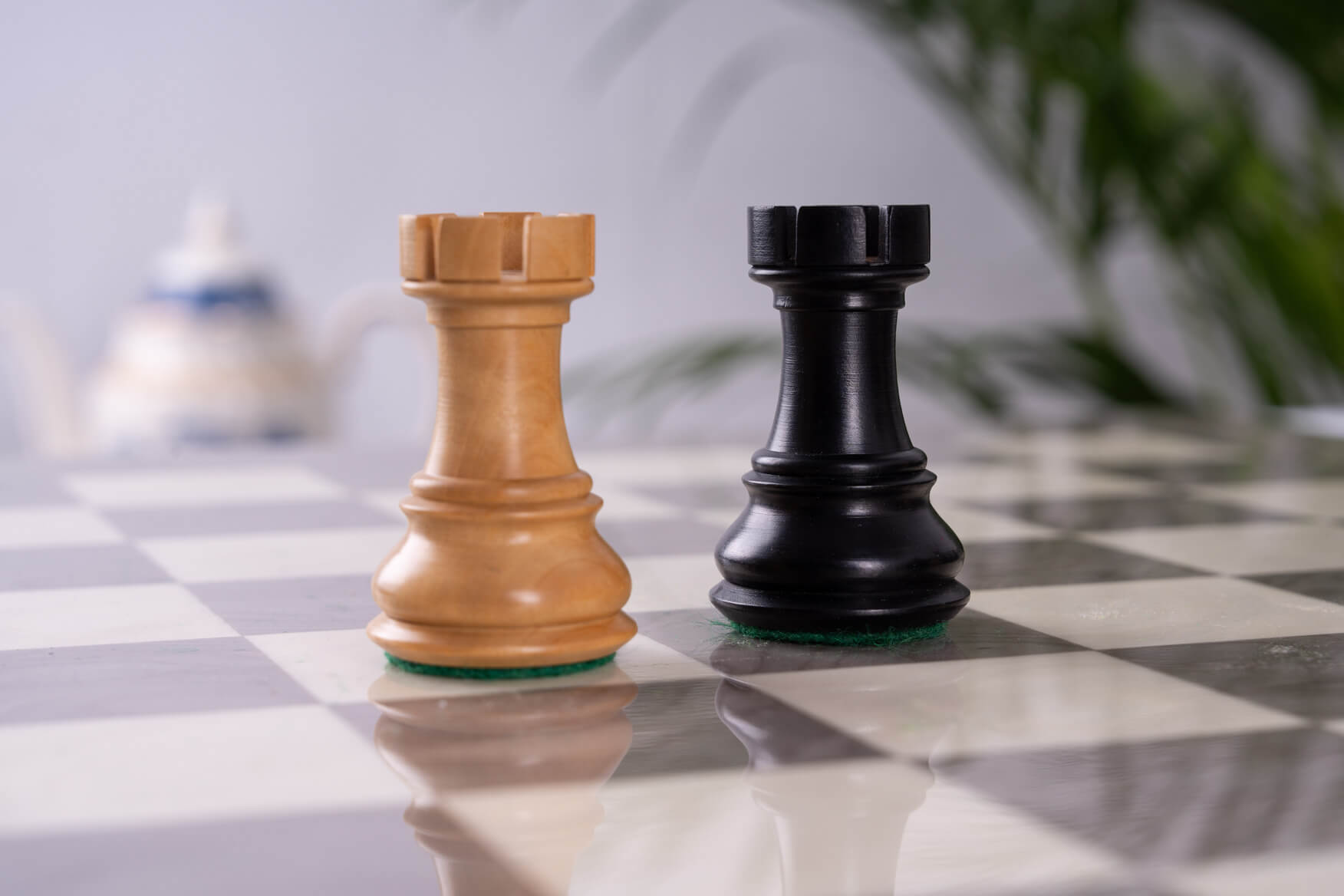 Jeu d'Échecs Gris Laqué <br>en Bois de Frêne