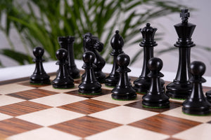Pièces d'échecs noires artisanales