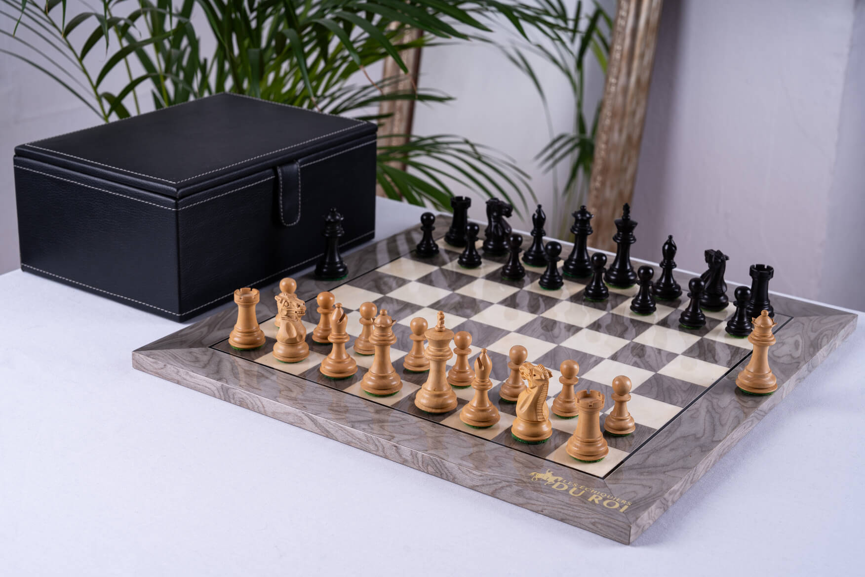 Jeu d'Échecs Emblème <br>en Bois de Frêne et Buis