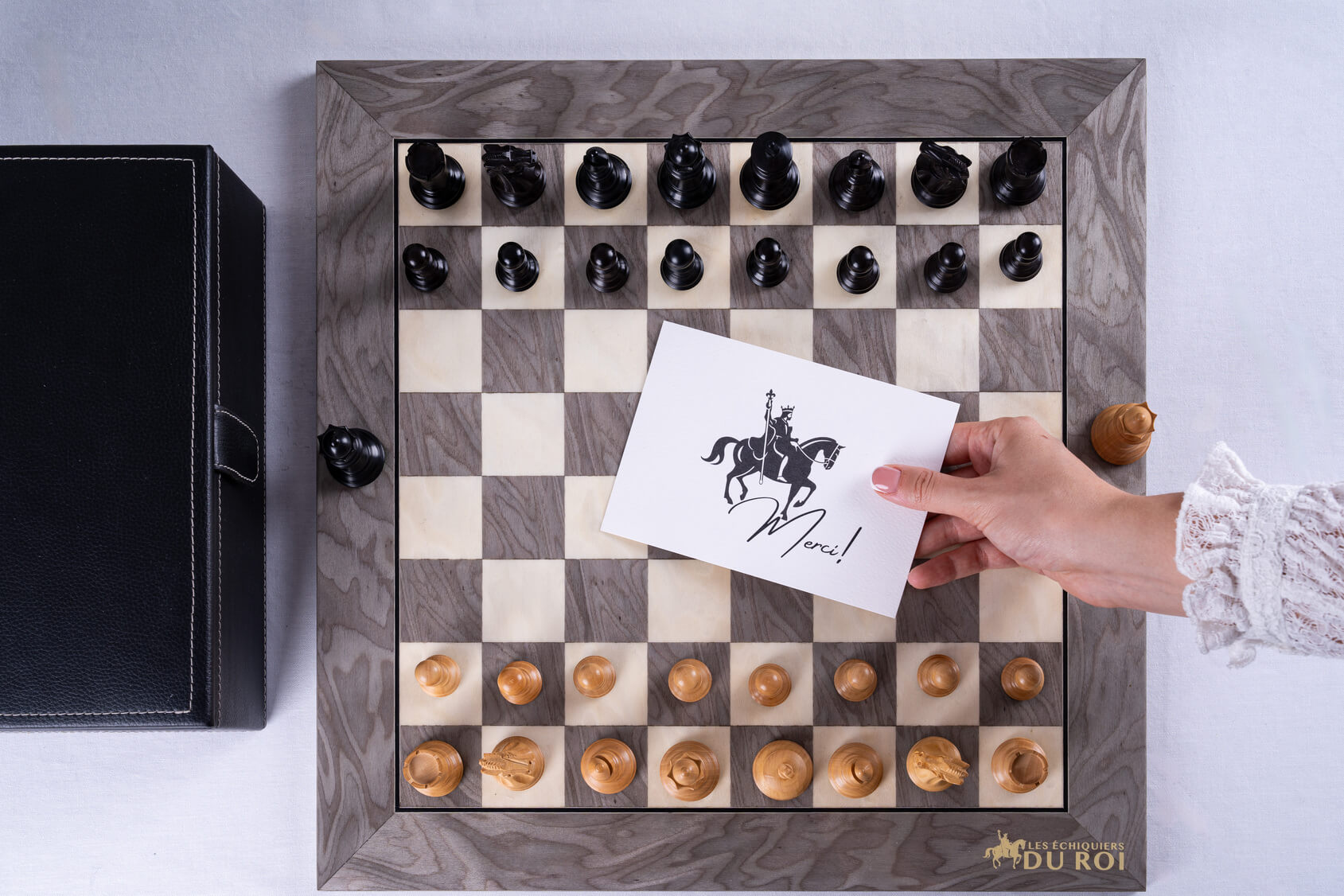 Jeu d'Échecs Emblème <br>en Bois de Frêne et Buis