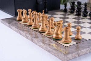 Jeu d'Échecs Emblème <br>en Bois de Frêne et Buis