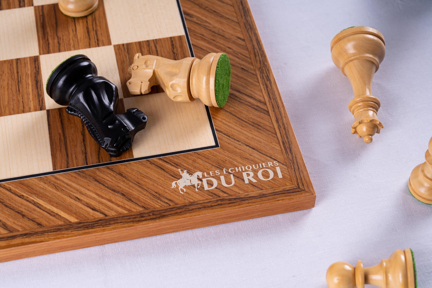 Jeu d'Échecs Fierté <br>en Bois de Teck