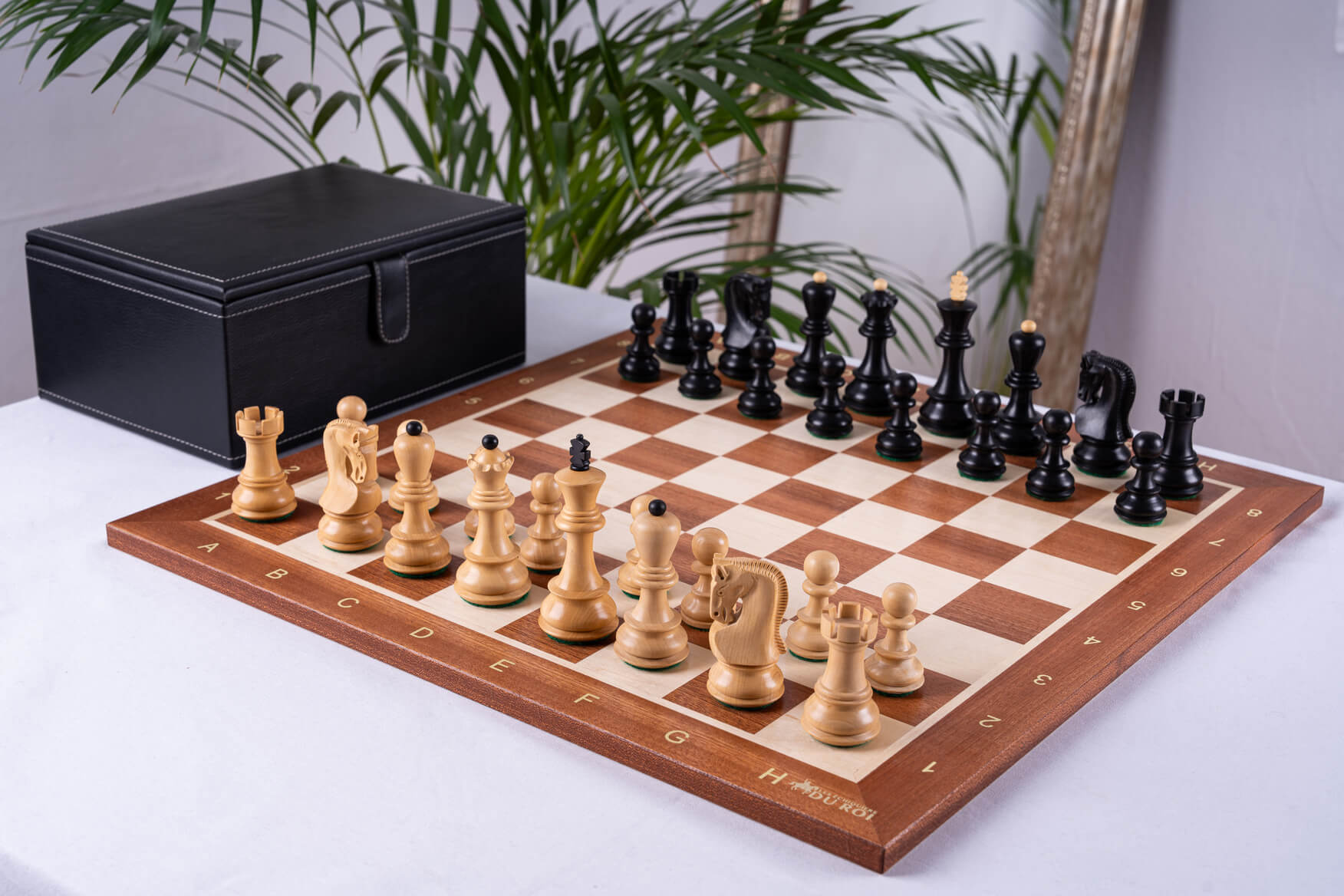 Jeu d'Échecs Étendard <br>en Bois d'Acajou et Buis