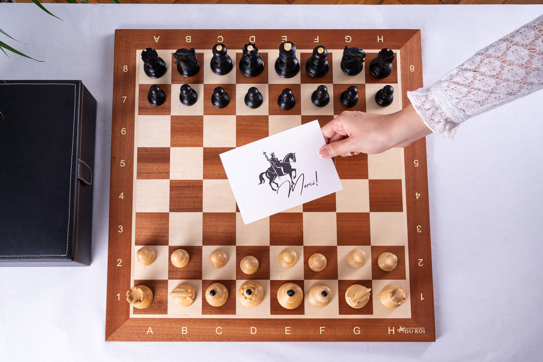 Jeu d'Échecs Étendard <br>en Bois d'Acajou et Buis