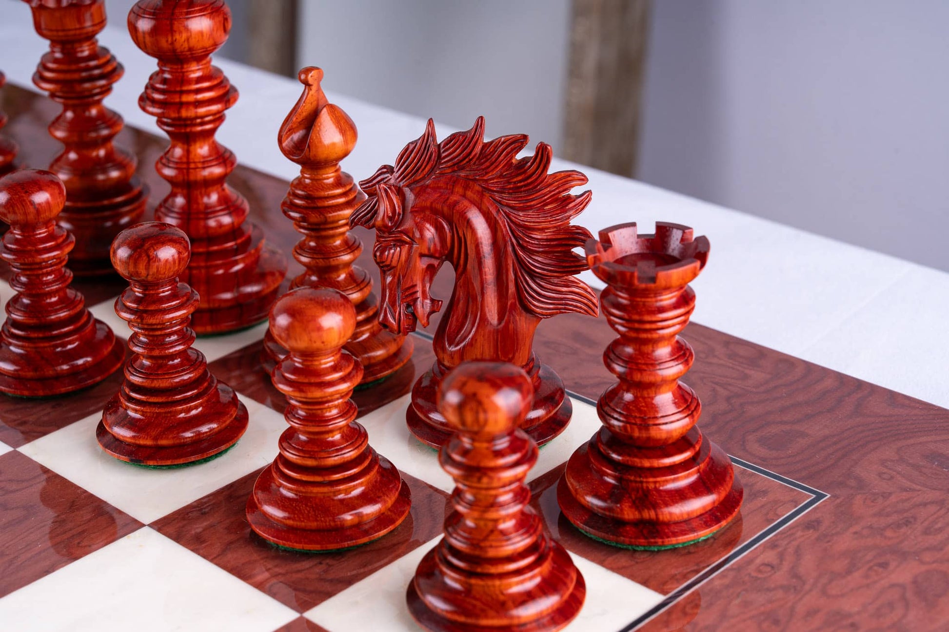 Jeu d’échecs Renaissance <br>en bois rose et frêne (Haute Brillance)
