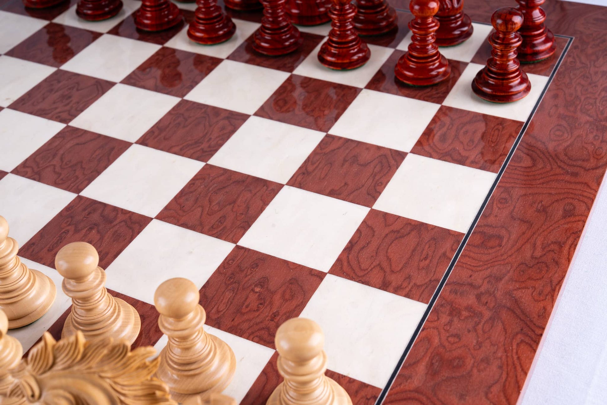 Jeu d’échecs Renaissance <br>en bois rose et frêne (Haute Brillance)
