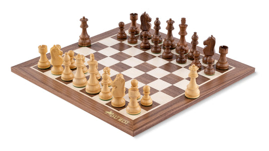 Jeu d'Échecs Authentique en Bois de Noyer — vue générale sur fond blanc