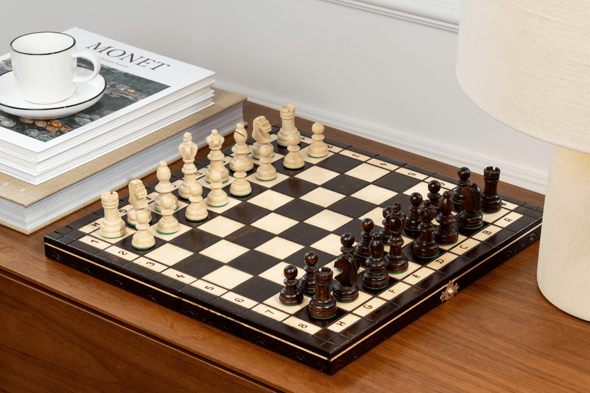 Échiquier en Bois de Charme et son Jeu d'Échecs — vue en intérieur