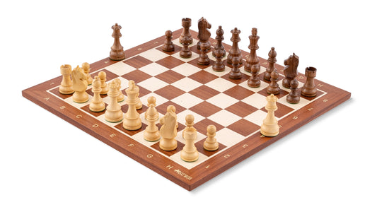 Jeu d'Échecs Délicatesse en Bois d'Acajou — vue générale sur fond blanc