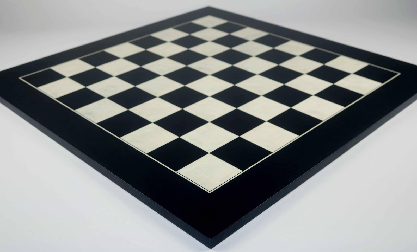 Plateau d'Échecs Noir et Blanc <br>en Bois d'Érable et de Tulipier