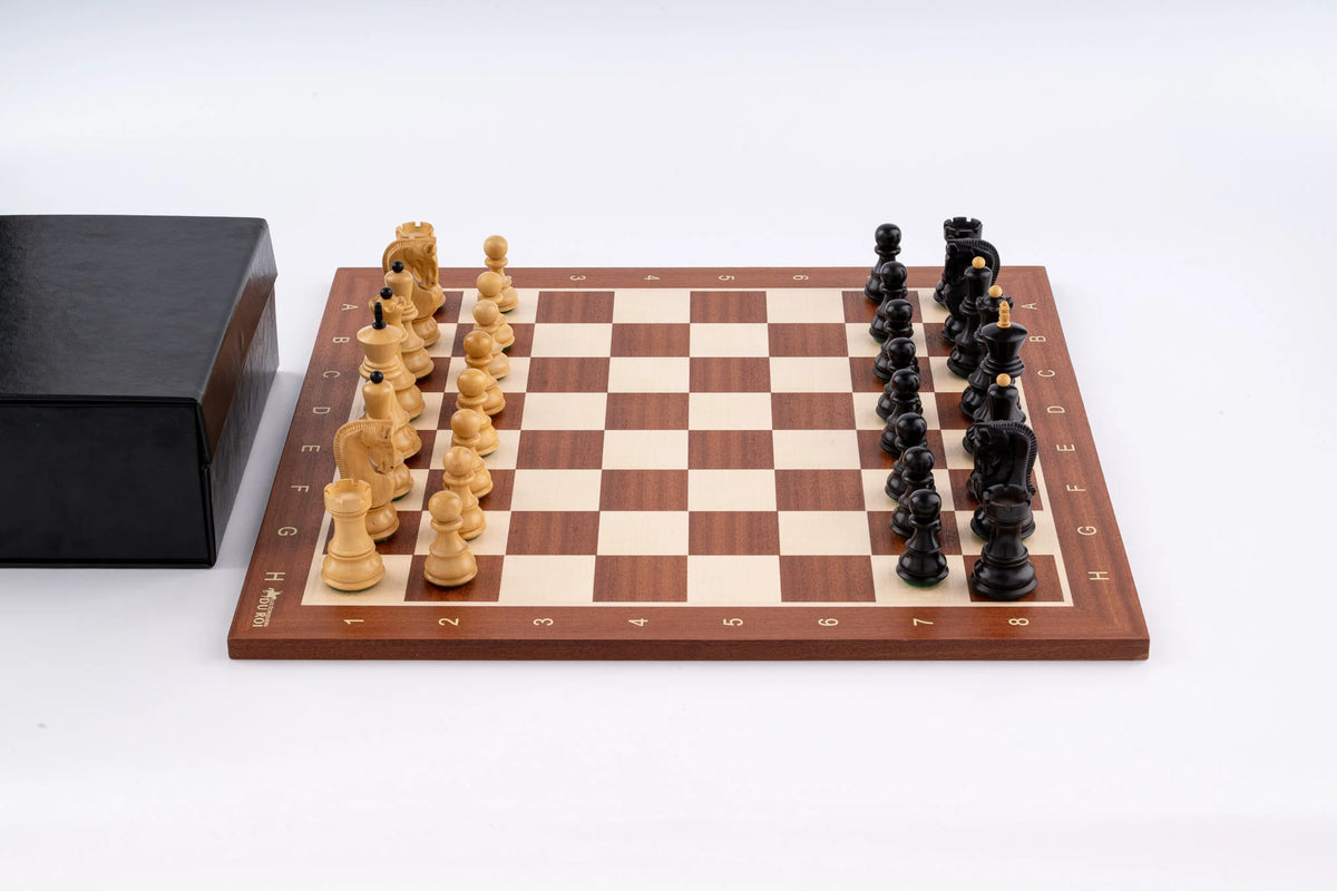Jeu d'Échecs Étendard en Bois d'Acajou et Buis — vue d’ensemble 1