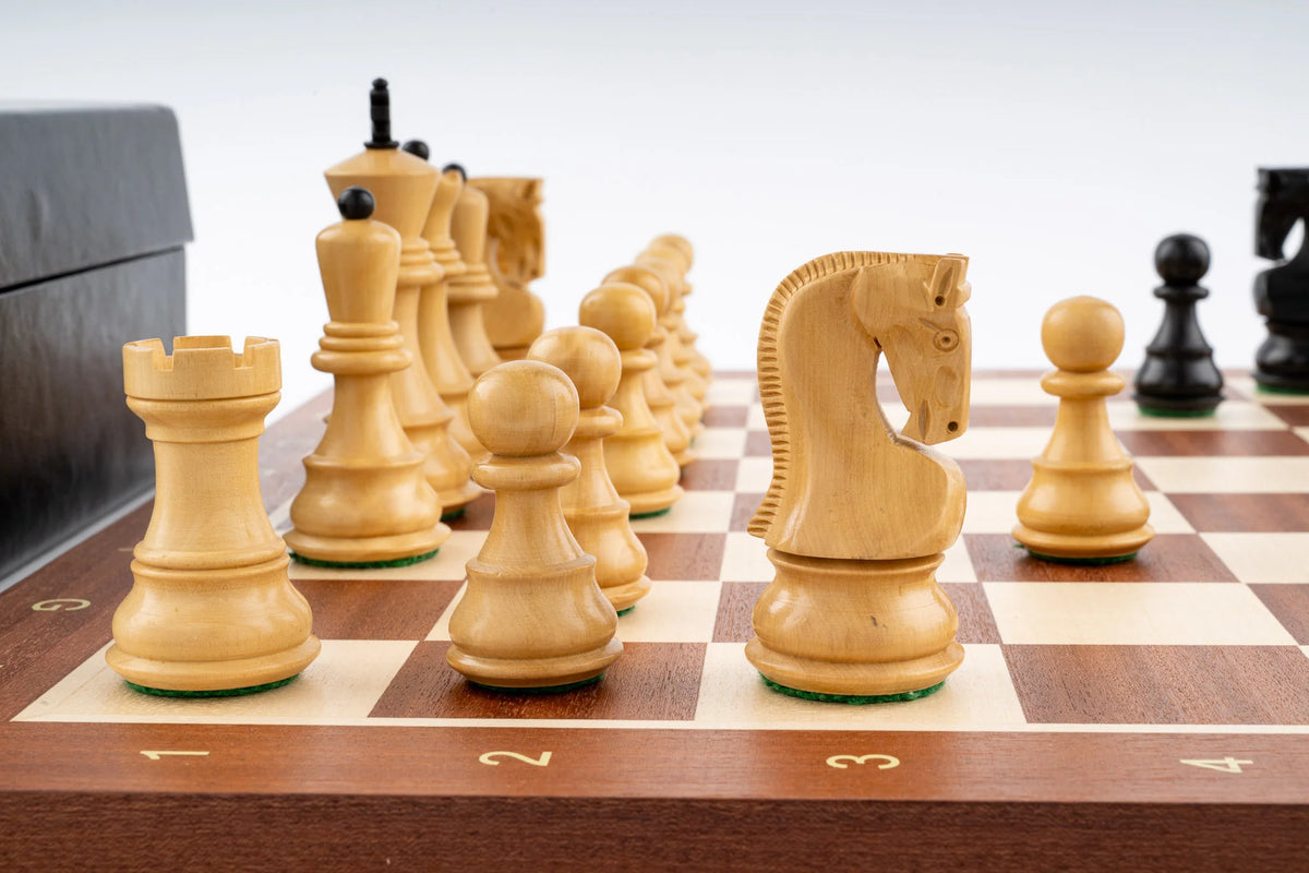 Jeu d'Échecs Étendard en Bois d'Acajou et Buis — détail 4
