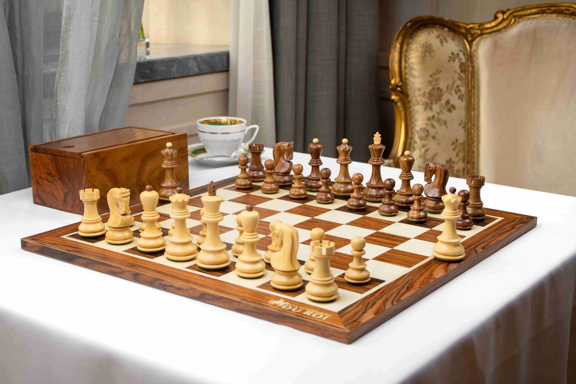 Jeu d'échecs aristocratie démonstration dans un chateau