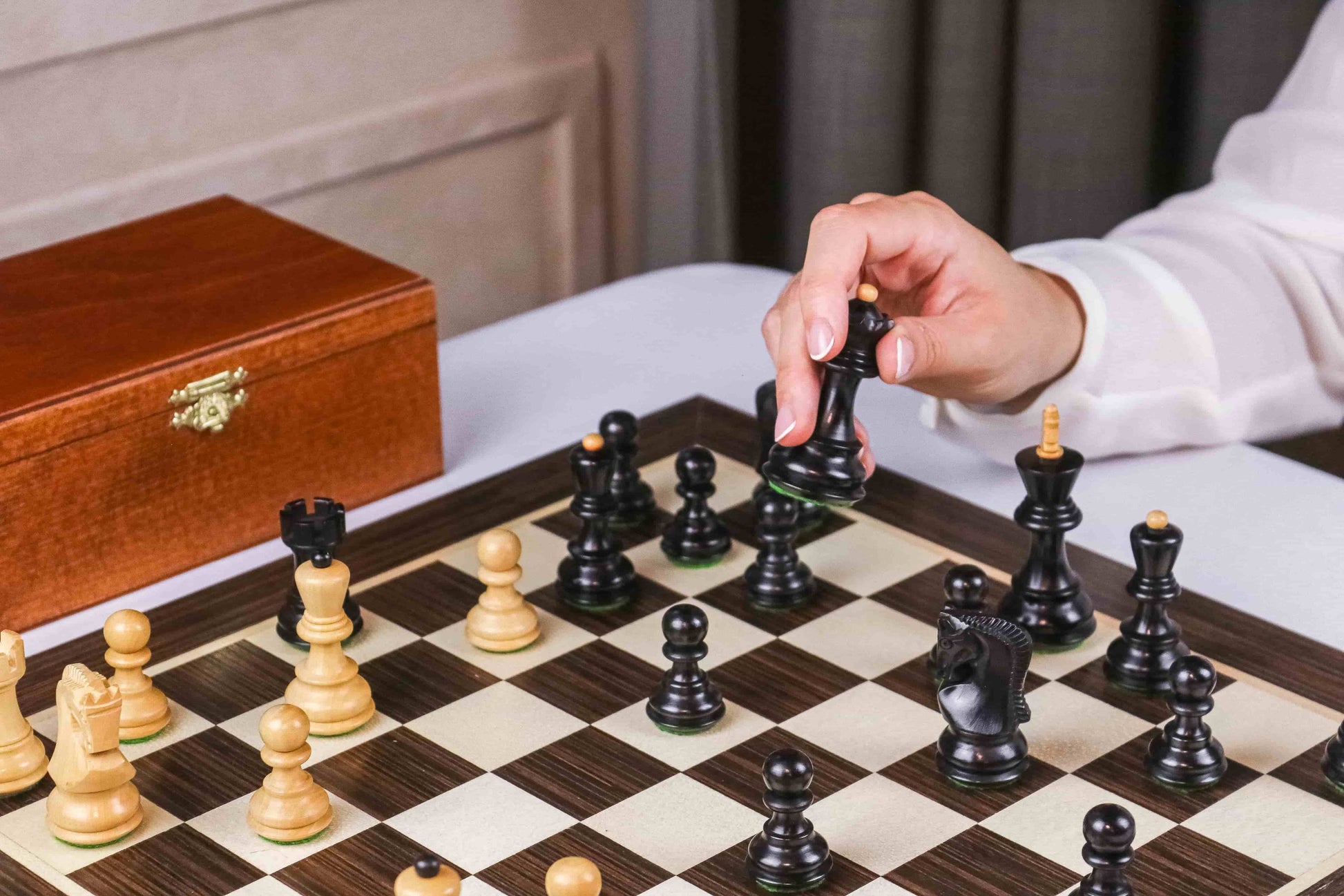 Jeu d'échecs en bois de marqueterie fou