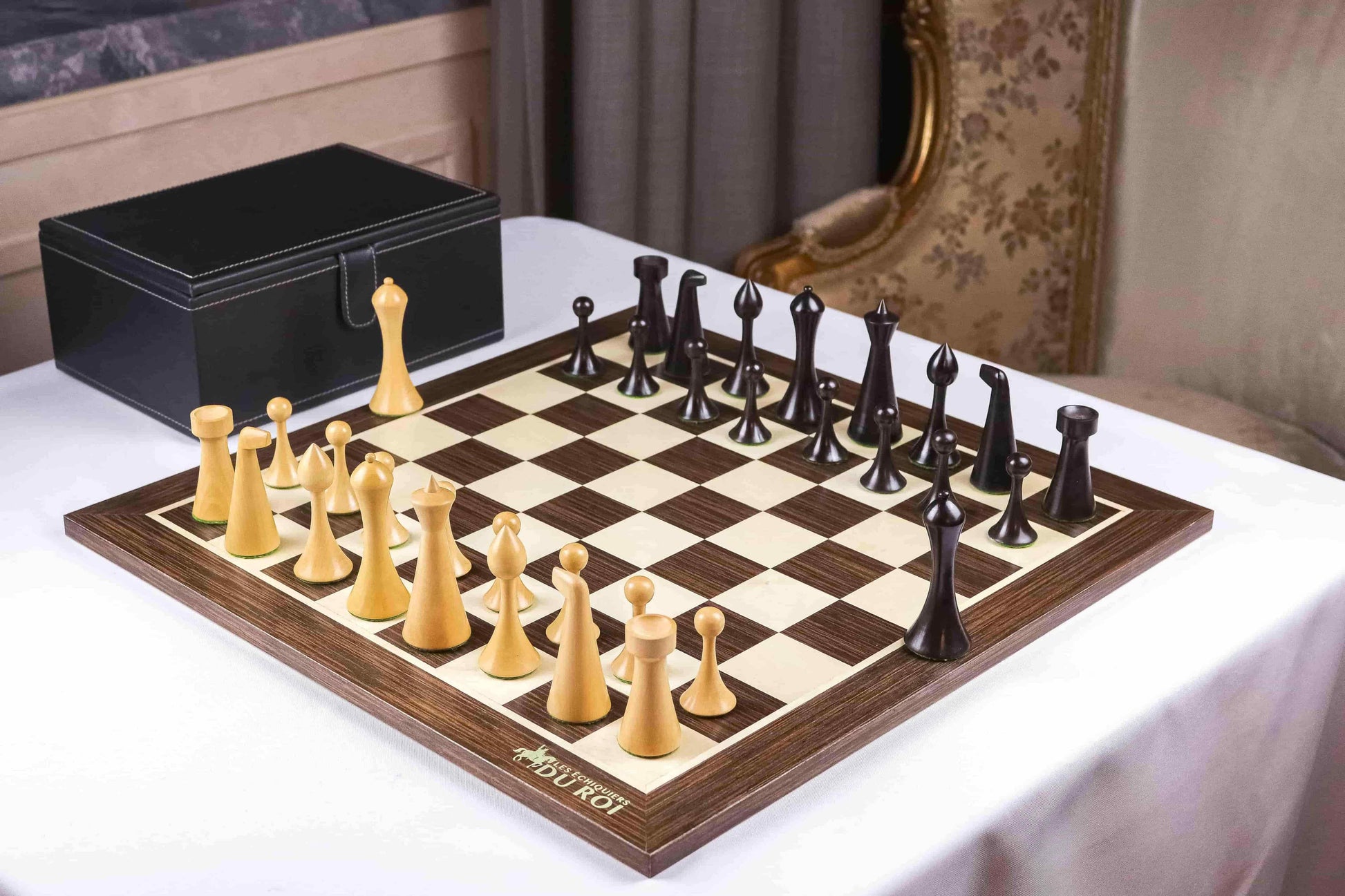 Jeu d'échecs minimaliste en ébène fabriqué à la main