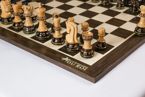 Jeu d'échecs élégant avec pièces en bois brûlé