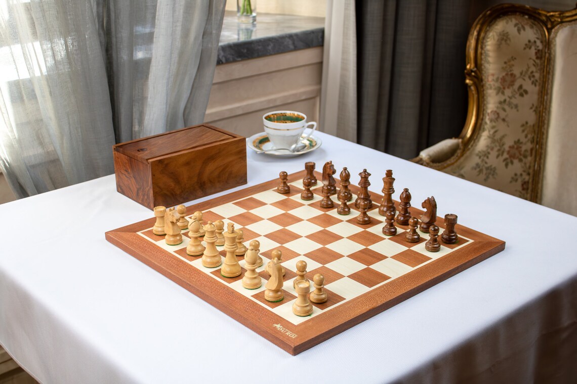 Jeu d'Échecs Clair Ambré <br>en Bois d'Acajou