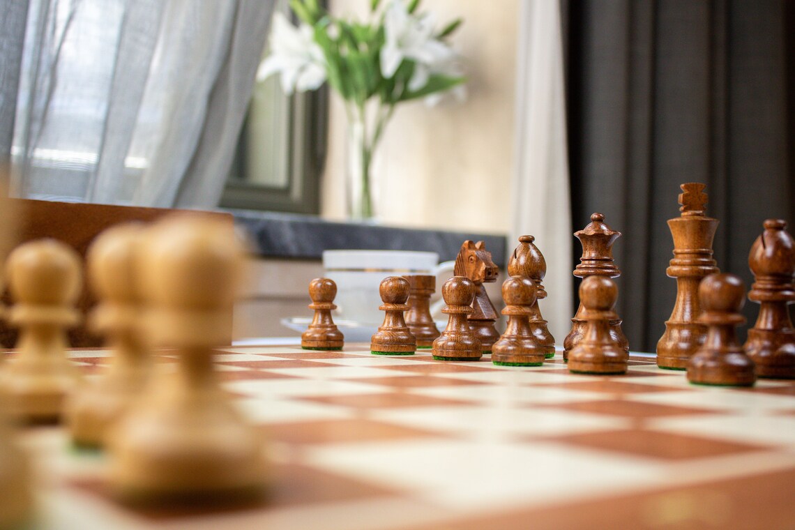 Jeu d'Échecs Clair Ambré <br>en Bois d'Acajou