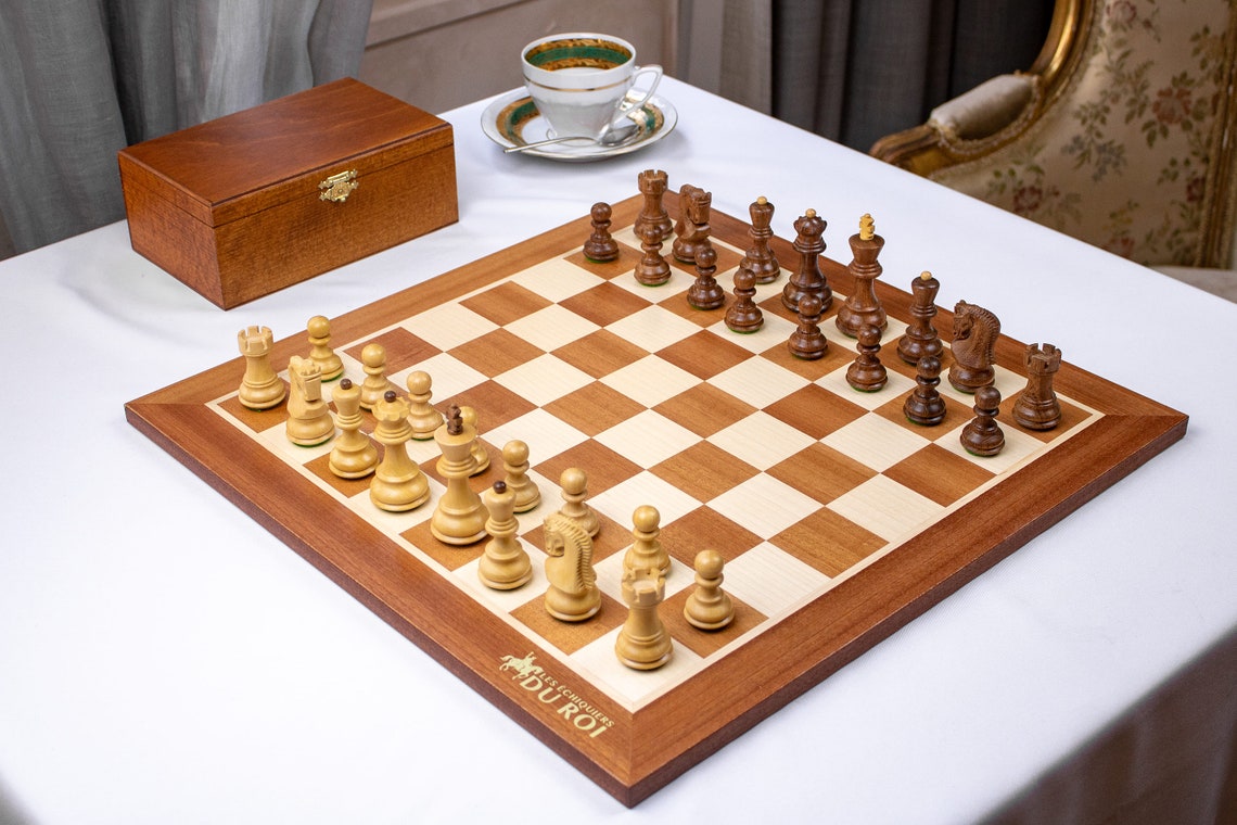 Jeu d'échecs nordique en bois d'acajou