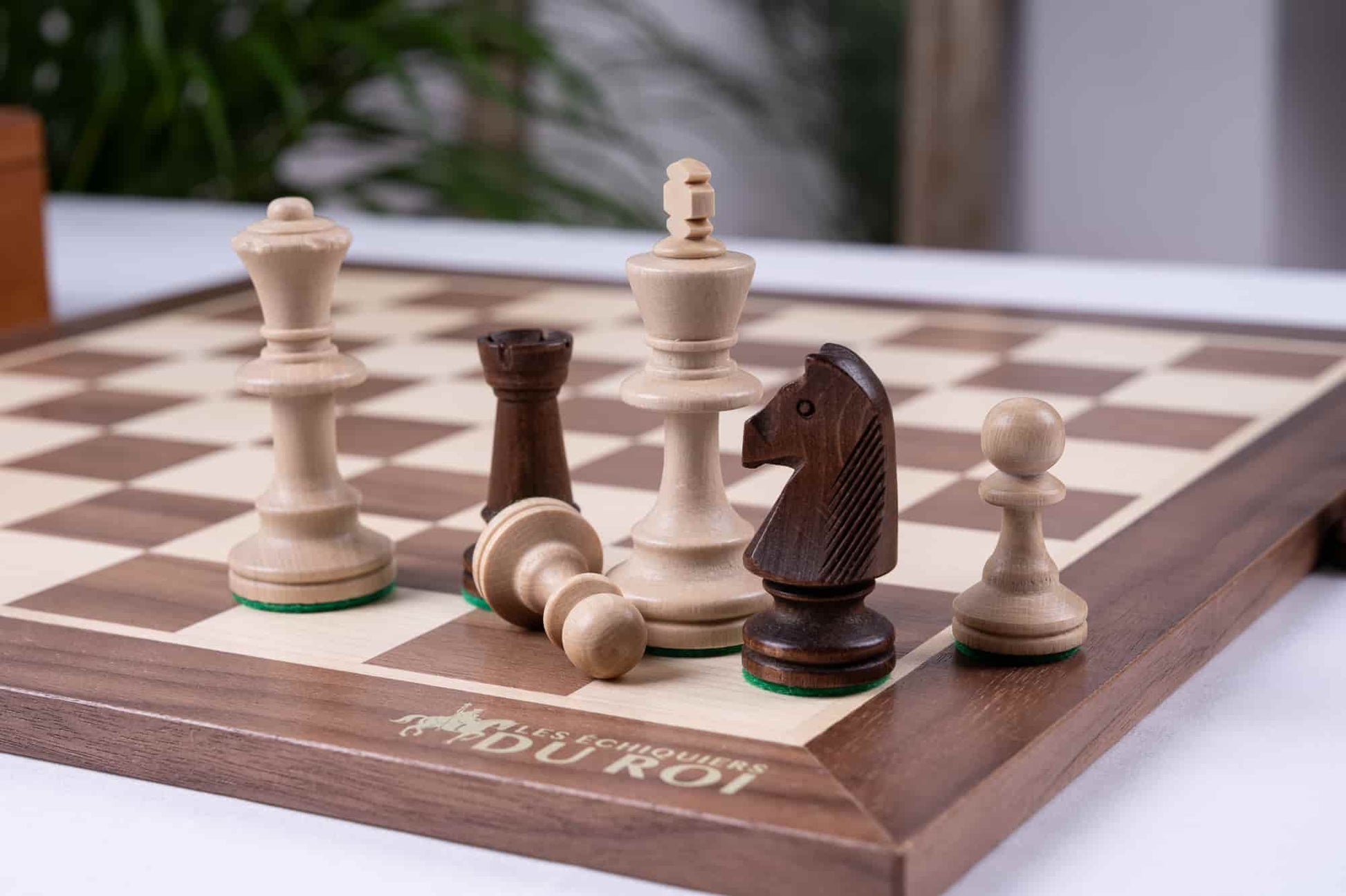Madison Échiquier extra épais avec incrustations de noyer et bois d'érable, grande taille 40,6 x 40,6 cm, planche uniquement Madison Échiquier extra épais avec incrustations de noyer et bois d'érable, grande taille 40,6 x 40,6 cm, planche uniquement