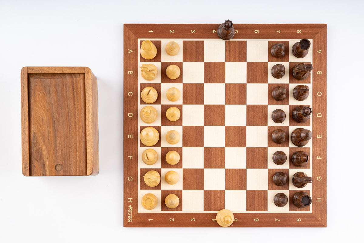 Jeu d’échecs Lauriers en bois de buis et acajou — vue du dessus avec boîte