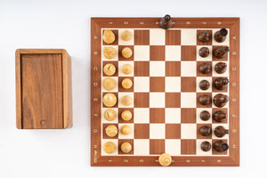Jeu d’échecs Lauriers en bois de buis et acajou — vue du dessus avec boîte
