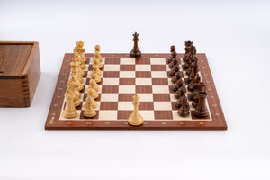 Jeu d’échecs Lauriers en bois de buis et acajou — vue d’ensemble avec boîte