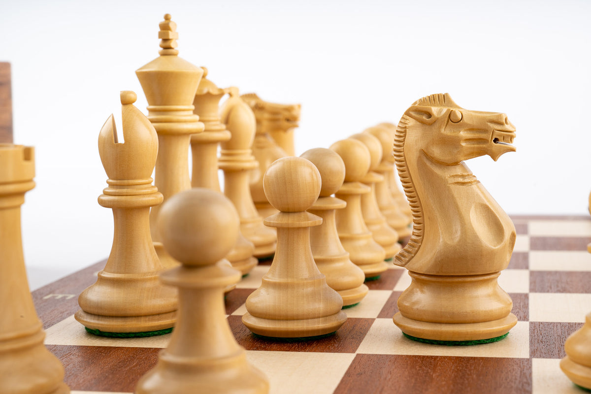 Jeu d’échecs Lauriers en bois de buis et acajou — détail des pièces claires