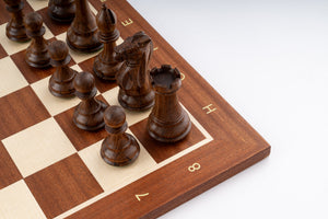 Jeu d’échecs Lauriers en bois de buis et acajou — détail des pièces foncées