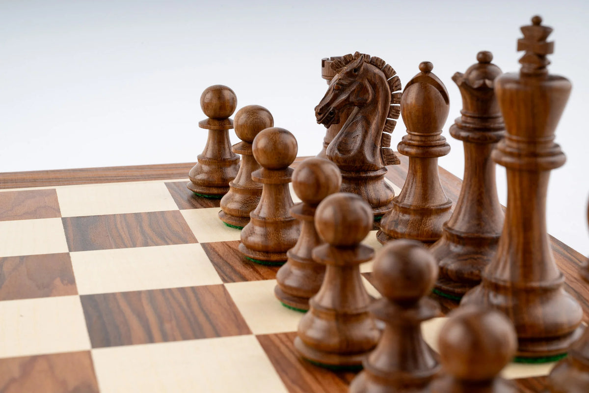 Jeu d'échecs Monument en bois de palissandre — détail des pièces foncées