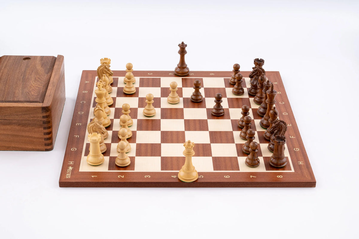 Jeu d'échecs Régence en bois d'acajou — vue de face